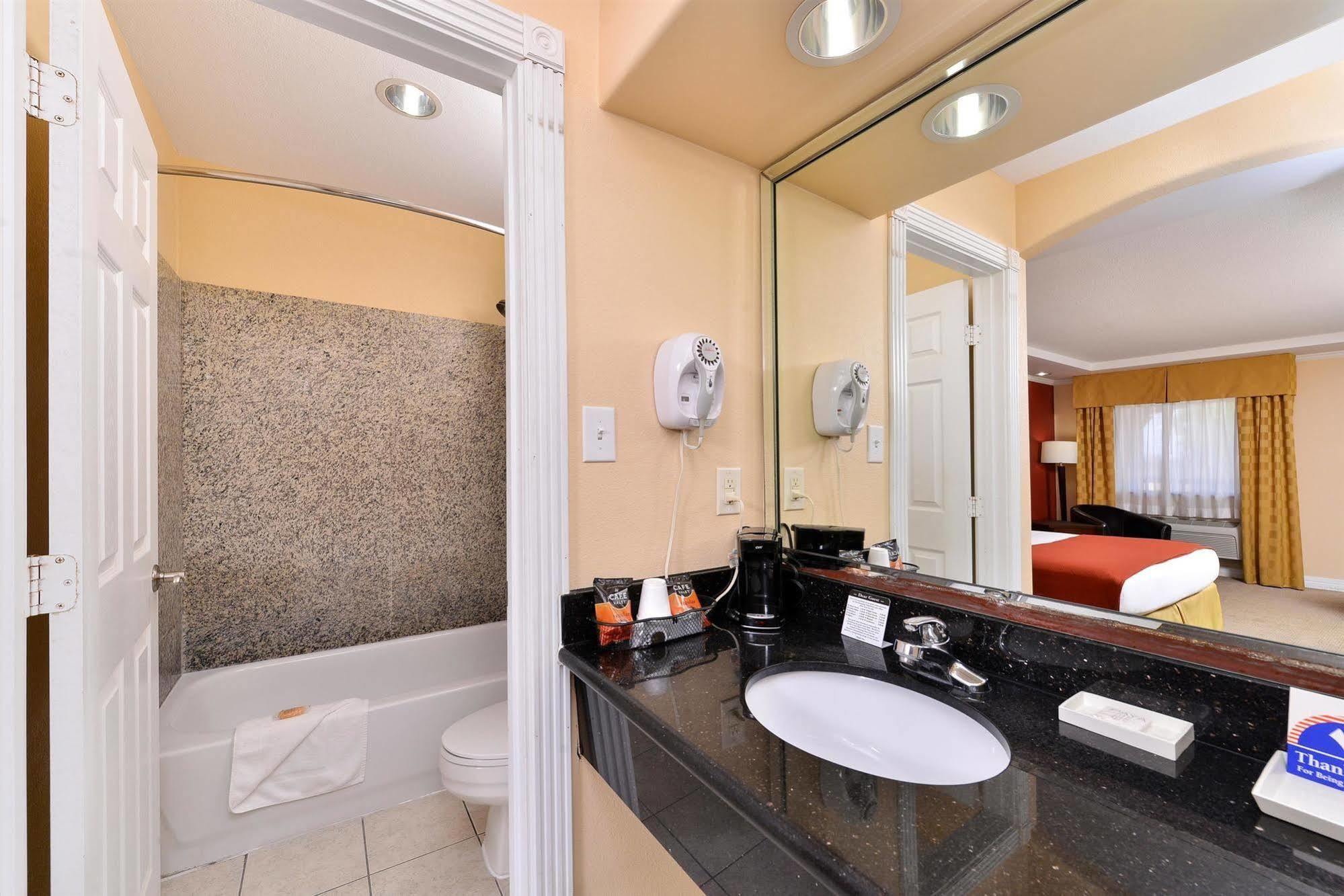 Americas Best Value Inn Angleton Exteriér fotografie